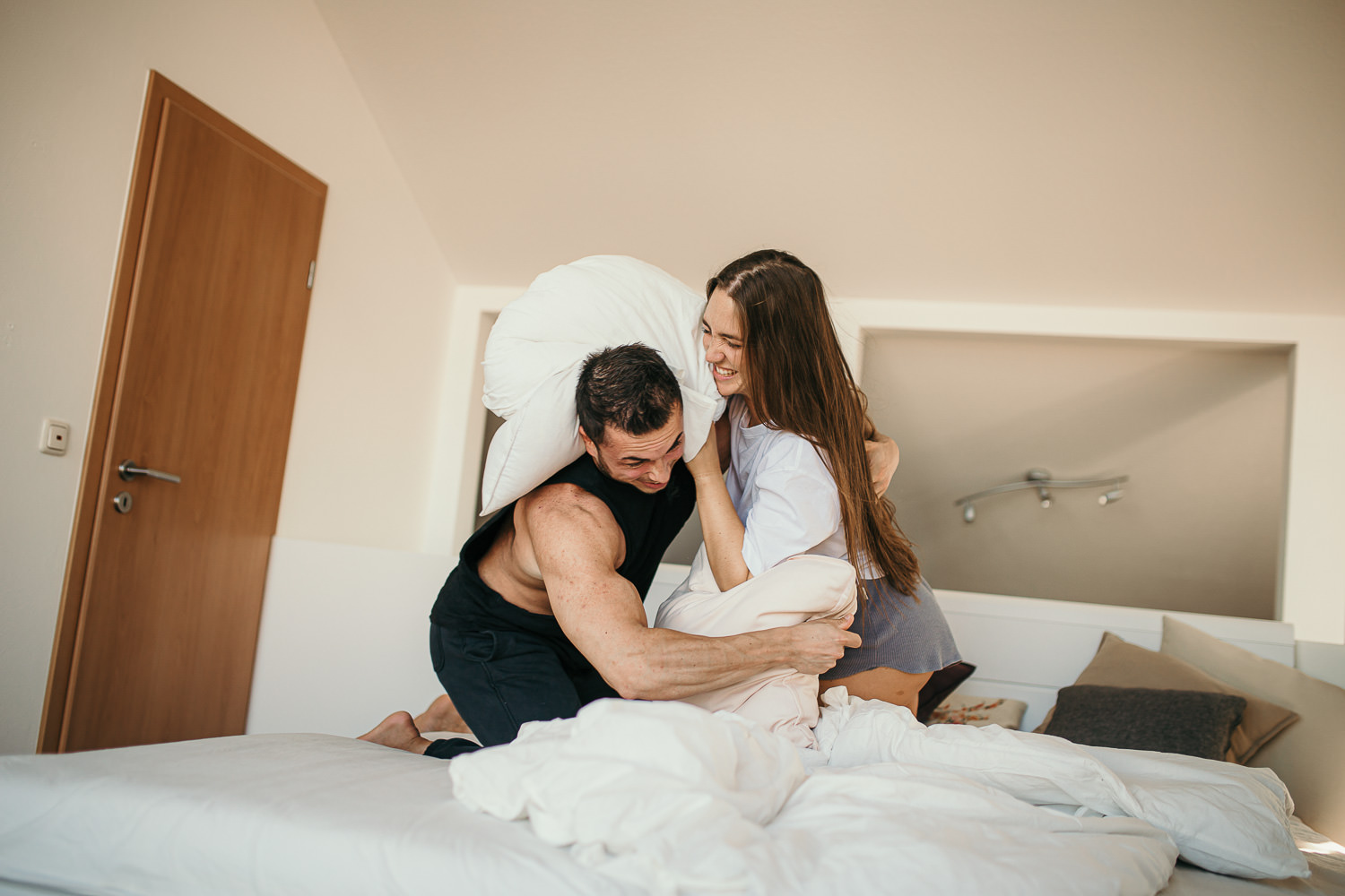 Kissenschlacht Posing Ideen für Paare