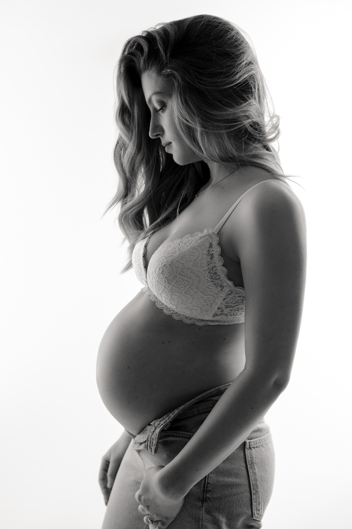Babybauchshooting mit Babybauchfotografin beim Schwangerschaftsshooting